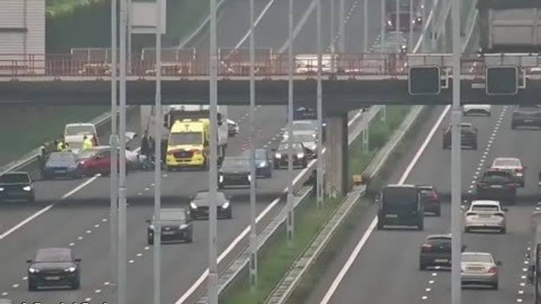 Zwaargewonde man en urenlange file na verkeersruzie op de A2
