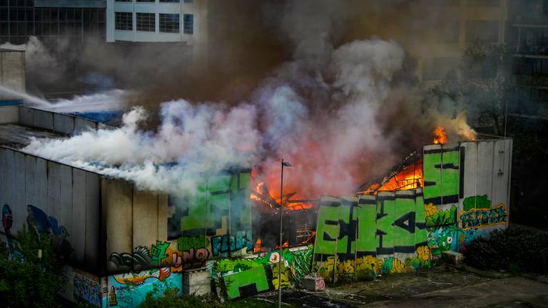 Heel kort is de brandweer binnen geweest. Er zijn toen geen daklozen gezien (foto: SQ Vision).