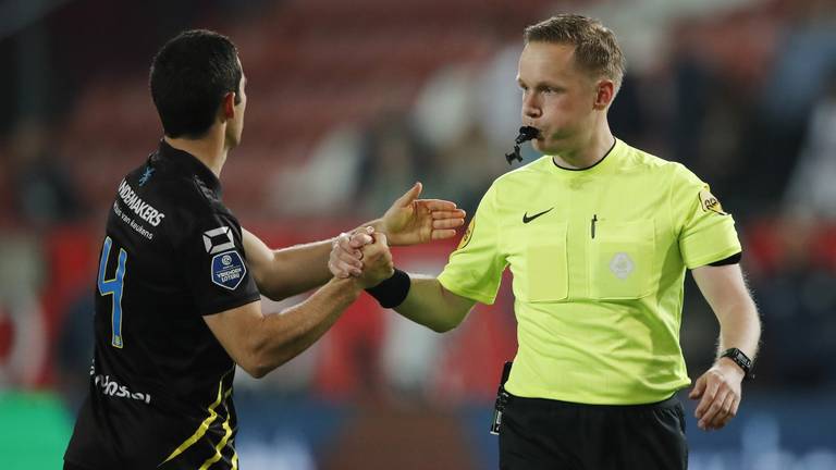 RKC Waalwijk-speler Pelle Clement en scheidsrechter Ingmar Oostrum (foto: ANP).