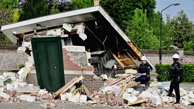 Enorme ravage na plofkraak: 'Twee of drie mannen gingen ervandoor in auto'