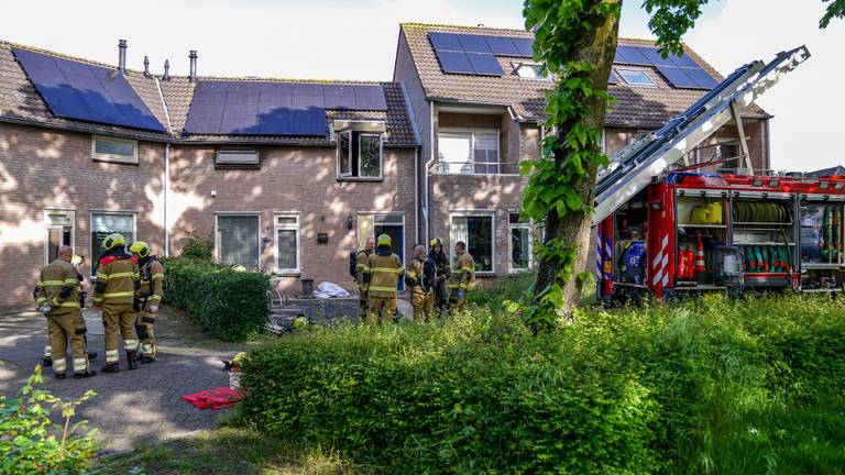 Zwaargewonde vrouw gered uit brandend huis