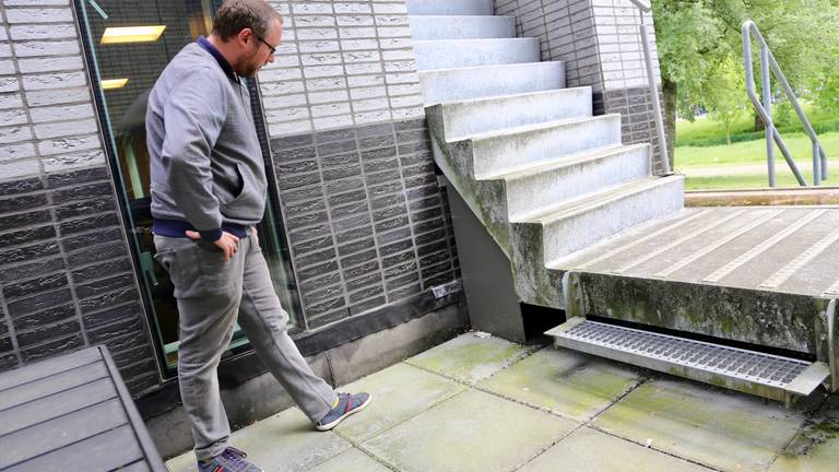 Onder deze trap sliepen ooit daklozen maar nu kan dat niet meer. 