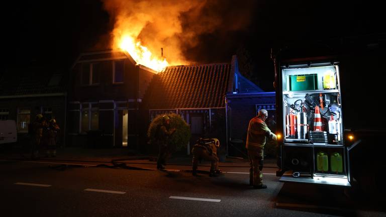 De brandweer bij het huis (foto: foto: Sander van Gils/ SQ Vision).