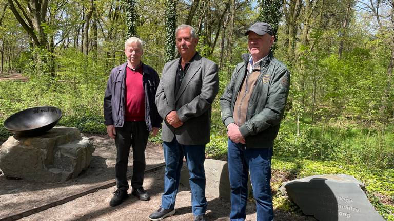 Antoon, Hennie en Gerrit bij het monument ter nagedachtenis van de geëxecuteerde mannen