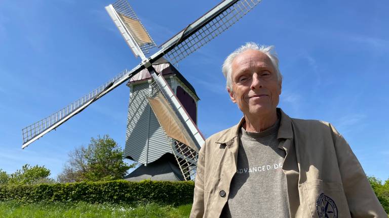 Geert van Stekelenburg voor zijn 500 jaar oude bedreigde molen in Asten (Foto: Alice van der Plas)