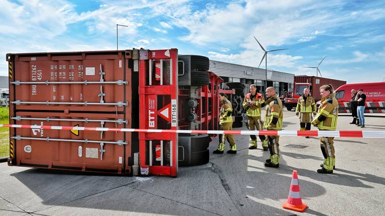 In Tilburg is een truck gekanteld. (foto: SQ Vision)