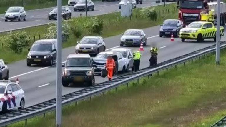 De rechterrijstrook van de A2 tussen Batadorp en De Hogt is afgesloten zodat de hulpdiensten erlangs kunnen. (foto: Rijkswaterstaat).