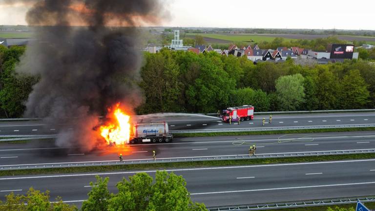 De brandweer probeert de brandende tankwagen te blussen. (foto: Jimmy Pasman)