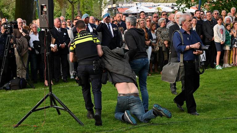 Dronken man die dodenherdenking verstoorde krijgt hulp