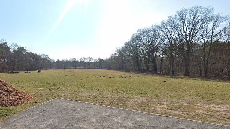 Op dit terrein moet het asielzoekerscentrum komen (foto: Google Maps).