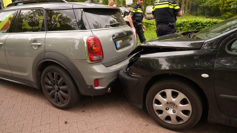 Twee auto's op elkaar in Bakel (foto: Harrie Grijseel / SQ Vision).