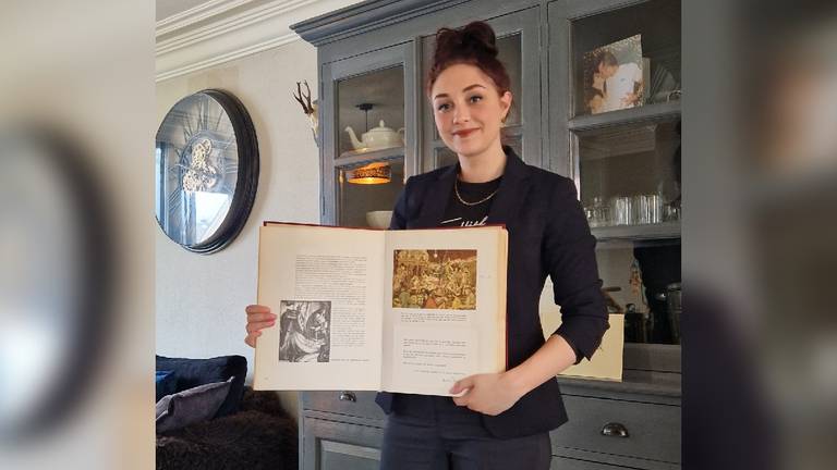 Selina met een van de boeken die ze kocht (foto: privé).