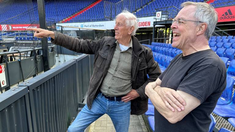 Oud-speler Ad Brouwers met supporter Wiet Kerkhoven in de Kuip.