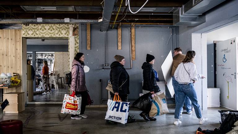 Vluchtelingen arriveren bij een opvanglocatie in Eindhoven (foto: ANP). 