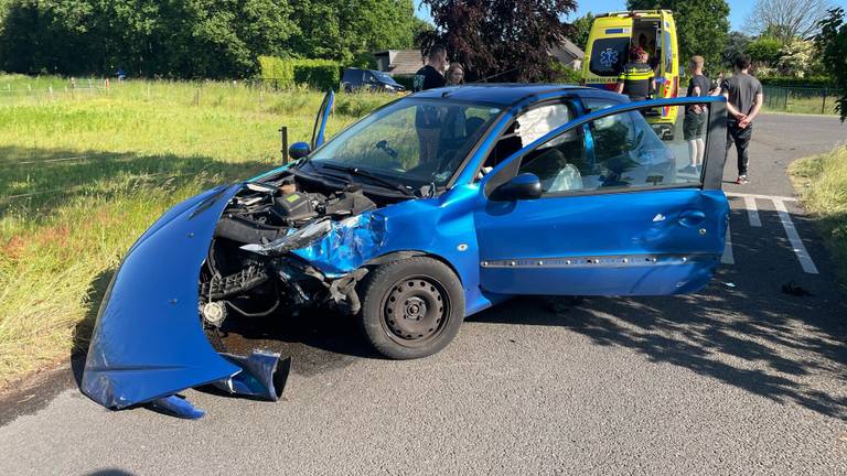 Inzittenden van deze auto moesten naar het ziekenhuis (foto: Marco van den Broek / SQ Vision).