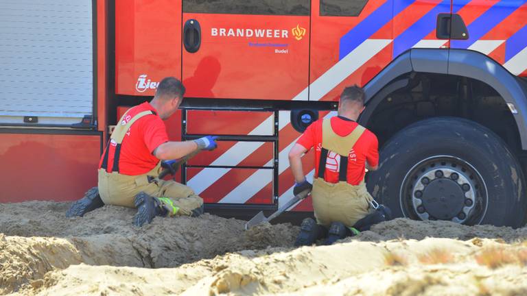 Brandweermannen moeten eerst scheppen voordat ze verder kunnen (foto: Johan Bloemers / SQ Vision). 