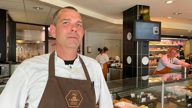 Dennis Zeegers in zijn slagerij (Foto: René van Hoof)