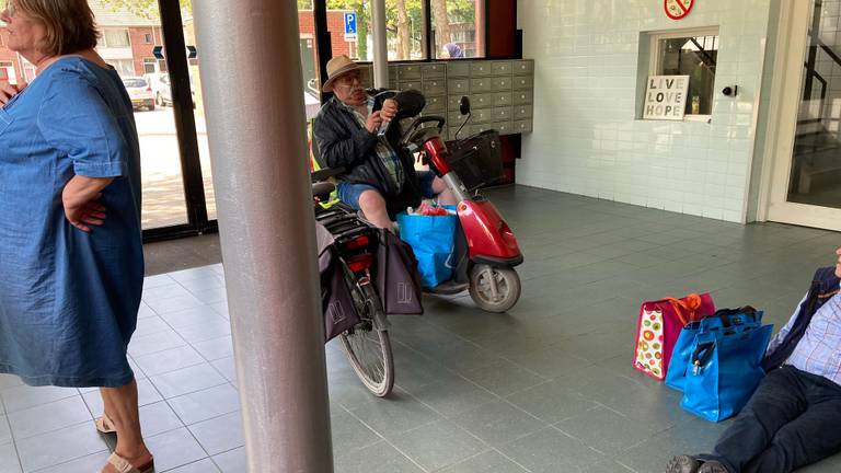 Bewoners wachten in de hal tot de lift gemaakt is en ze weer naar hun woning kunnen. Privéfoto.