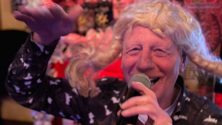 Djarsy alias oma doet zijn act van de Hemelbedpolka.