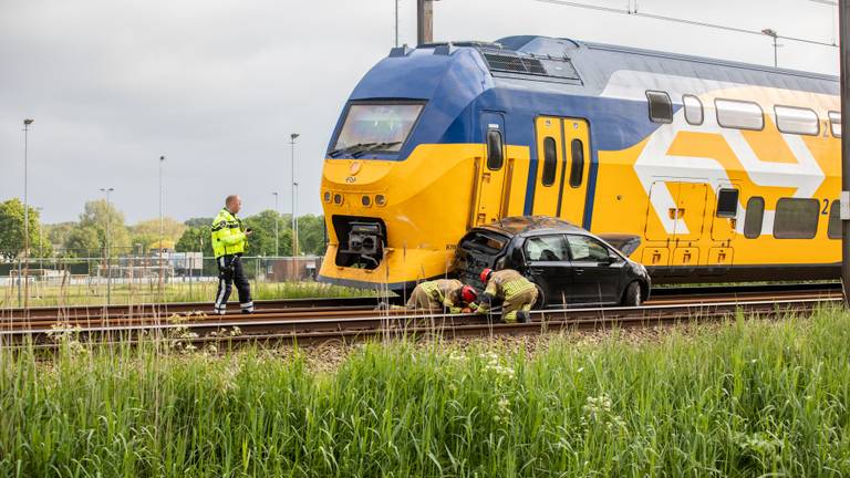 Bij het ongeluk in Bergen op Zoom vielen geen gewonden doordat er vaart geminderd kon worden (Foto: Christian Traets/SQ Vision).
