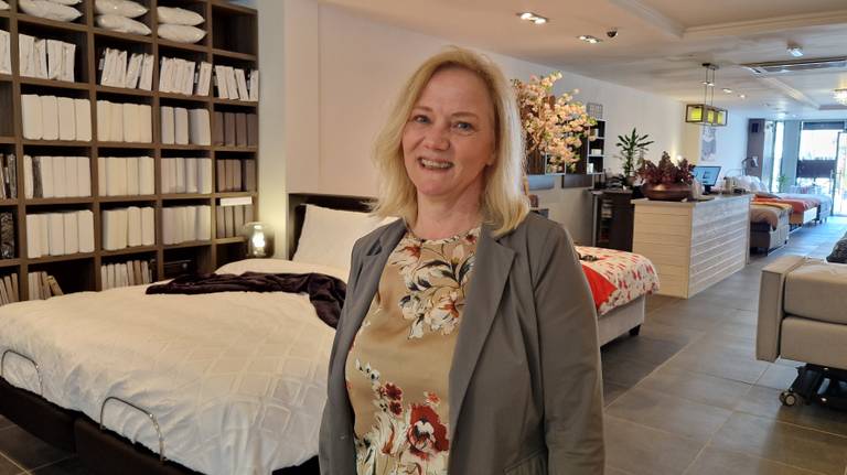 Verkoopster Petra zag na een half uur twee voeten onder het bed (foto: Noel van Hooft)