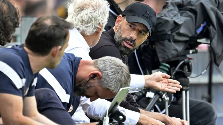 Ruud van Nistelrooij, hier nog als PSV-coach, op de bank (foto: ANP 2023/Olaf Kraak).