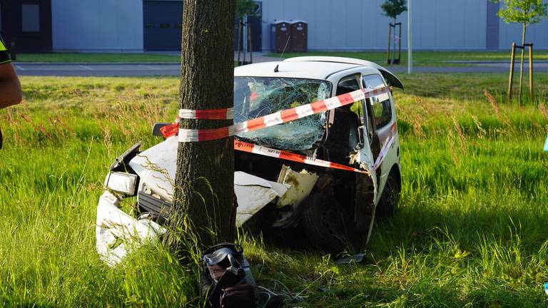 De 45 km auto die in Bosschenhoofd tegen een boom reed (foto: Jeroen Stuve/SQ Vision).