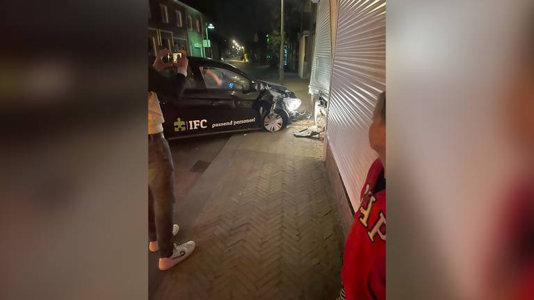 Dronken bestuurder (18) die huis binnenreed met auto, had geen rijbewijs