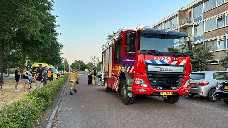 De brand in Best trok het nodige bekijks in de buurt (foto: Sander van Gils/SQ Vision).