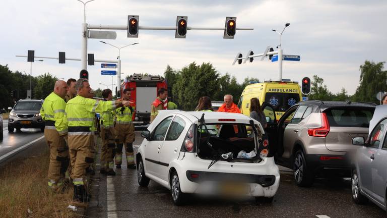 Zes voertuigen botsen in Rosmalen (foto: Sander van Gils / SQ Vision).