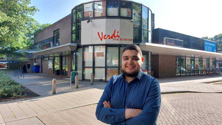 Mohammed Aknin voor de plek waar de coffeeshop moest komen (foto: Omroep Brabant).