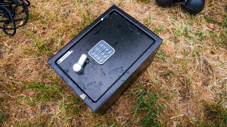 De gestolen kluis is teruggevonden (foto: Dave Hendriks/SQ Vision).