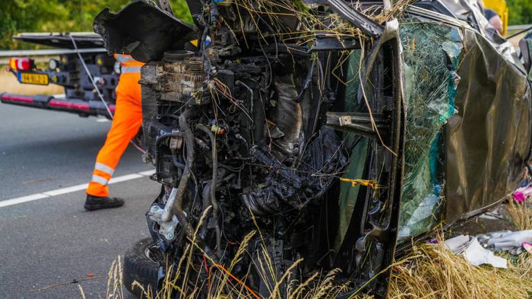 Wonder na crash: man ramt paal langs snelweg, maar klimt zelf uit wrak