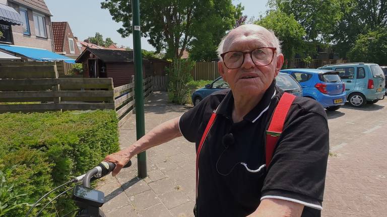 Opa Wim met zijn elektrische fiets.