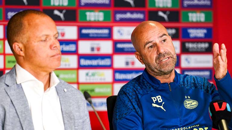 Earnest Stewart en Peter Bosz (foto: ANP).