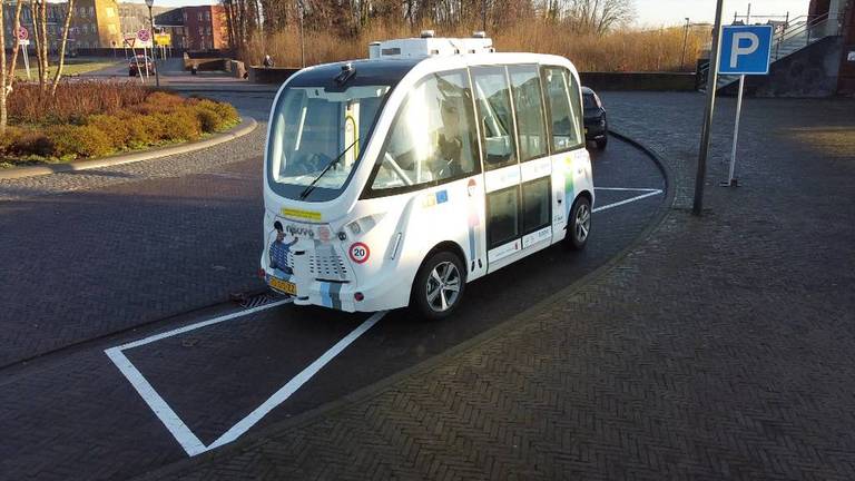De zelfrijdende bus Fabulos tijdens de eerste proef in Helmond