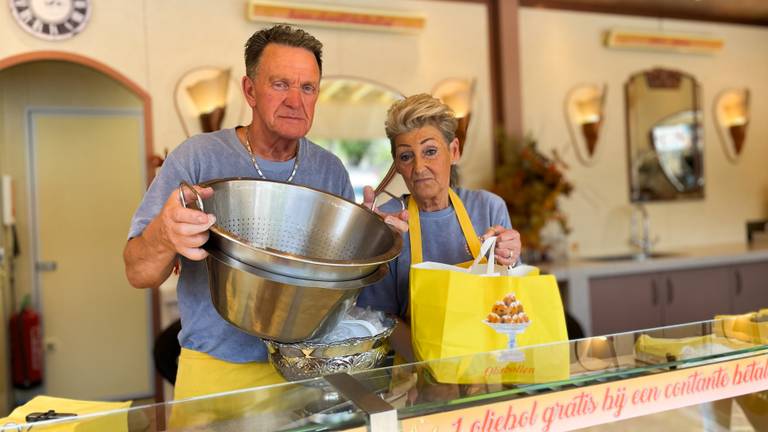 Piet en Henny stonden de afgelopen maanden piekerend in hun oliebollenkraam (foto: Rochelle Moes).