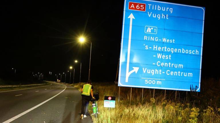 De fietser veroorzaakte eerder dit jaar een gevaarlijke situatie op de A2 (foto: Bart Meesters).