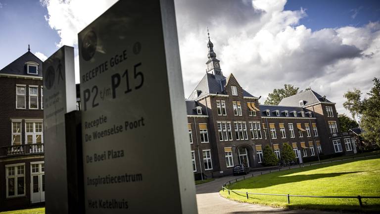 Exterieur van psychiatrisch ziekenhuis De Grote Beek in Eindhoven. Op het terrein huist de GGZe met onder andere psychiatrische kliniek (foto: ANP / Hollandse Hoogte / Rob Engelaar)