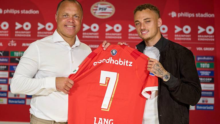 Technisch directeur Earnest Stewart met Noa Lang (foto: PSV).