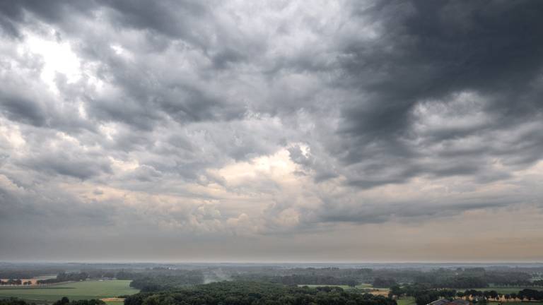 Dreigende lucht boven Someren (foto: ANP).