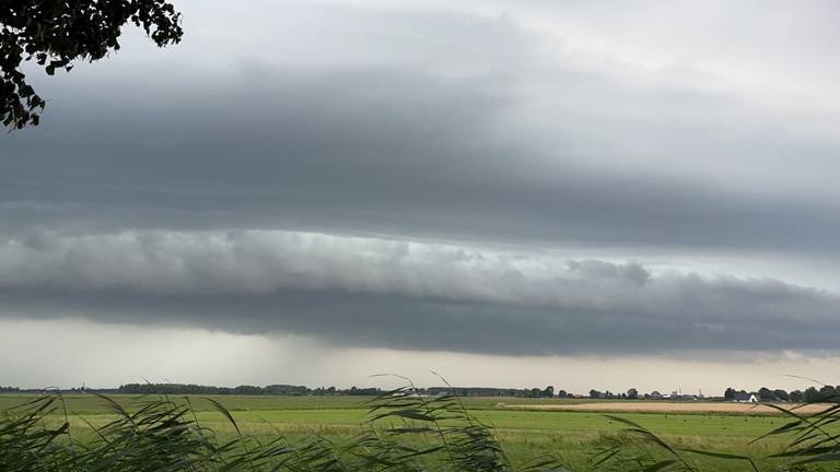 Anna zag een bijzonder natuurverschijnsel: deze rolwolk kwam voorbij 