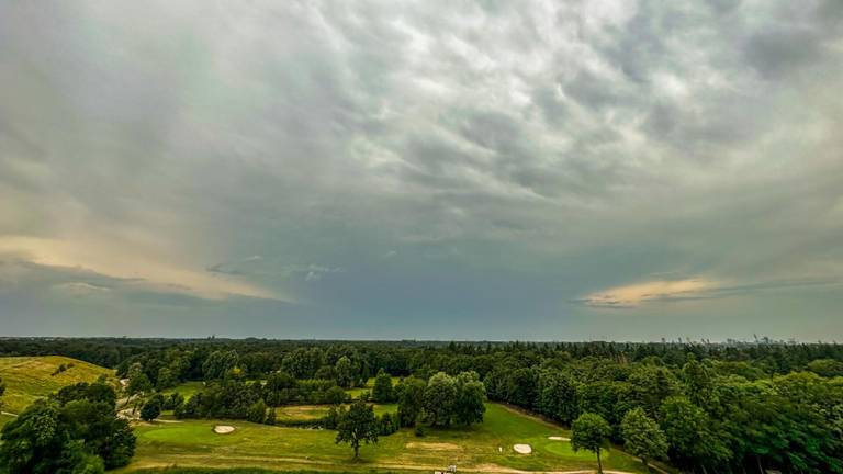 Buien op komst boven Nuenen (foto: Dave Hendriks / SQ Vision). 