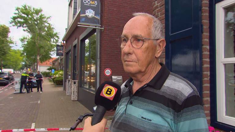 Vader John is flink geschrokken van de overval op de juwelier.