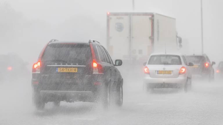 Het is aansluiten in de rij deze ochtend (foto: ANP).