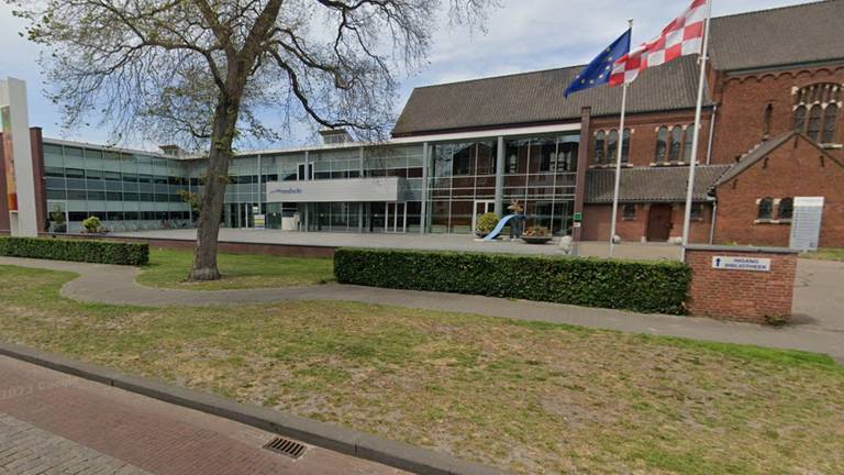 Het gemeentehuis (foto: Google Maps).