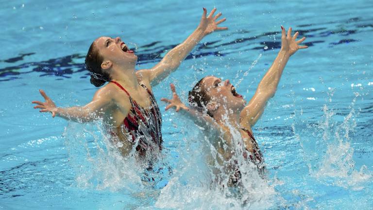 Bregje en Noortje de Brouwer. (AP Photo/Dmitri Lovetsky)