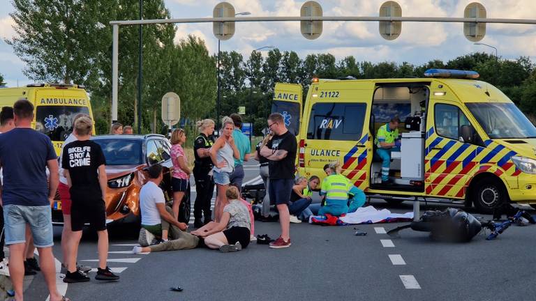 Straatrace met beruchte scooterrijders gaat mis: 'Zij vloog door de lucht'