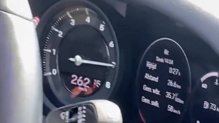 Porsche-rijder scheurt met bizarre snelheid over vluchtstrook