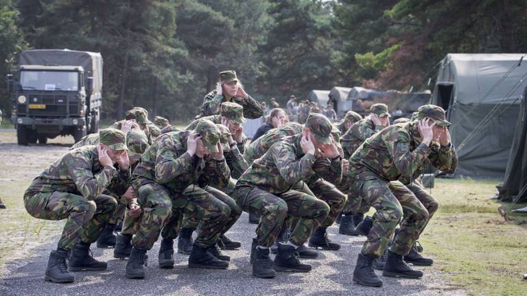 Nieuwe cadetten van de KMA gaan op bivak in de bossen bij Rijen (ANP).